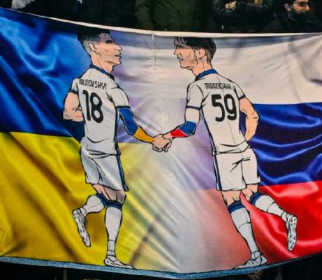 体育无政治！亚特兰大球迷在看台展示了俄乌球员握手海报