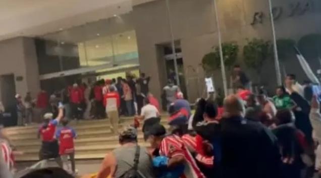 外媒：瓜达拉哈拉的球迷闯入酒店，要求并攻击球员离开球队