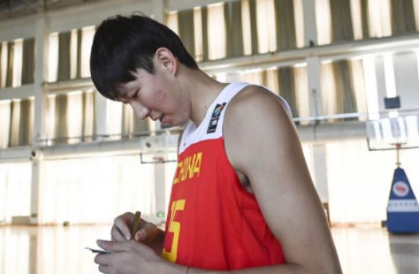 周琦或将在休赛季加入上海男篮，光签字费就高达1.8亿