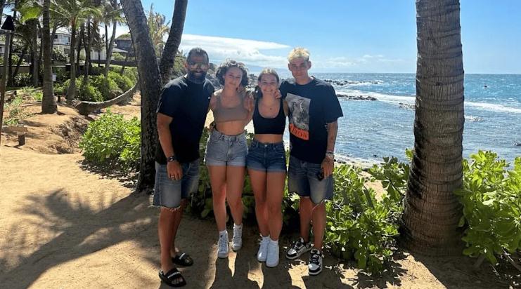 萨利和孩子们在夏威夷放松度假