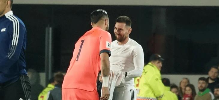赛后梅西与厄瓜多尔门将交换球衣，两人小时候便在球场上相遇