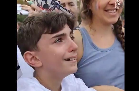 温馨的一幕！当法国小球迷看到姆巴佩激动流泪，后者给予拥抱和签名