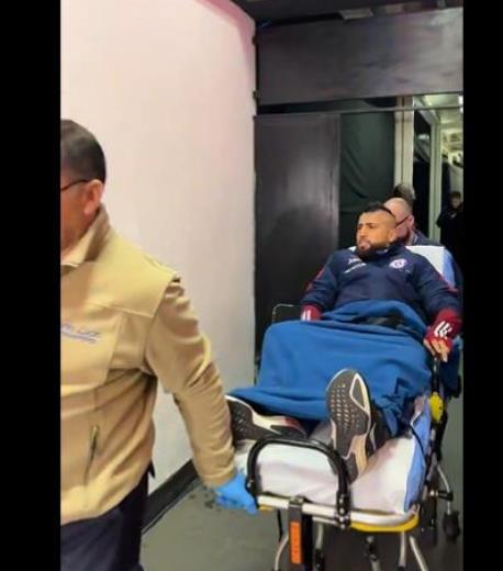 外媒：哥伦比亚比达尔带伤出战，赛后被送往医院进行检查