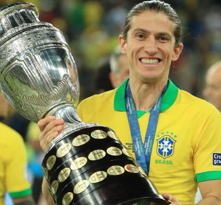 官方：前巴西国脚菲利佩-路易斯决定退役，下周将迎来生涯告别赛